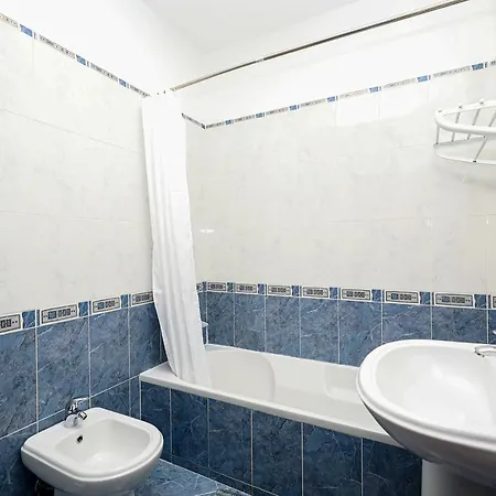 A72 - Colas Place In * لاغوس