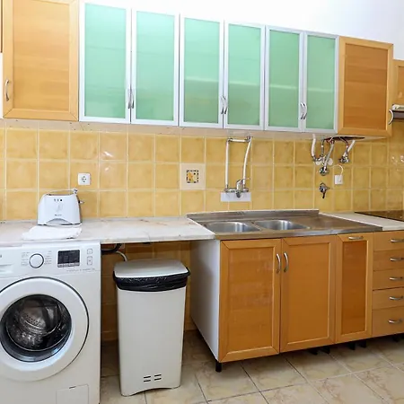 A72 - Colas Place In * Lagos